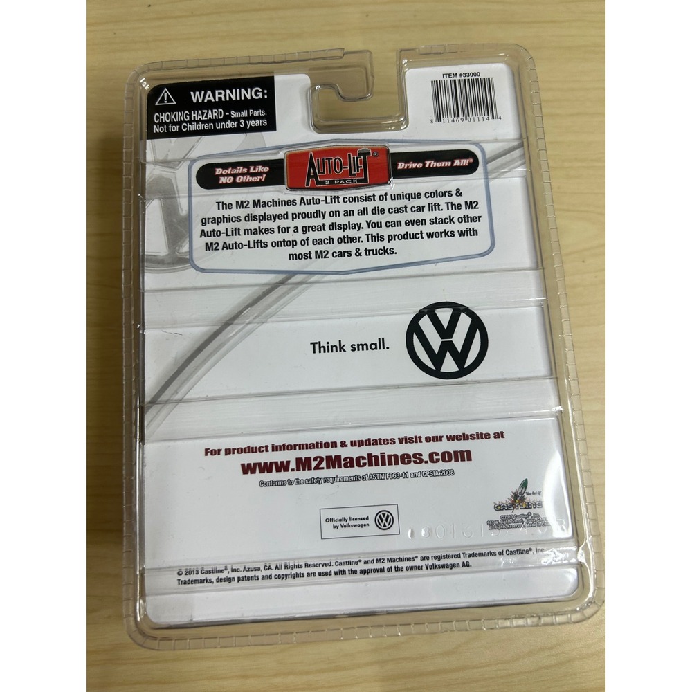 M2 Machines Auto-Lift 2 Pack 1960 VW Microbus Deluxe European Model Walmart 1:64 - Picture 2 of 2